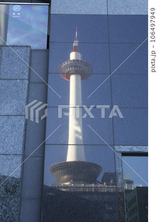 京都駅ビルに写る京都タワー1 京都駅ビルに写る京都タワー1 106497949