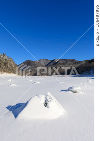 北海道糠平湖_キノコ氷と快晴の絶景風景 106497995