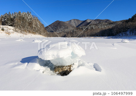 北海道糠平湖_キノコ氷と快晴の絶景風景 北海道糠平湖_キノコ氷と快晴の絶景風景 106497999