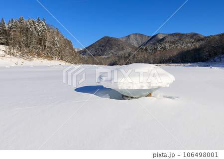 北海道糠平湖_キノコ氷と快晴の絶景風景 106498001