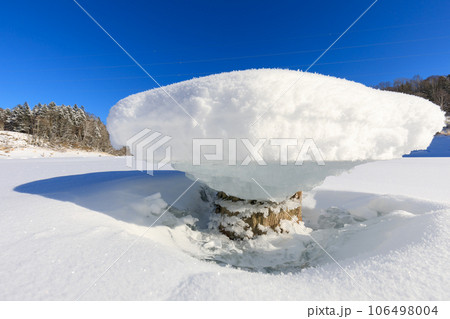 北海道糠平湖_キノコ氷と快晴の絶景風景 106498004