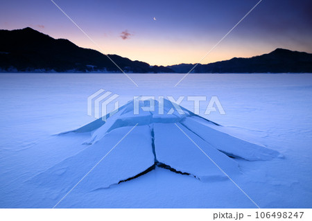 北海道糠平湖_夜明けとキノコ氷の絶景風景 106498247