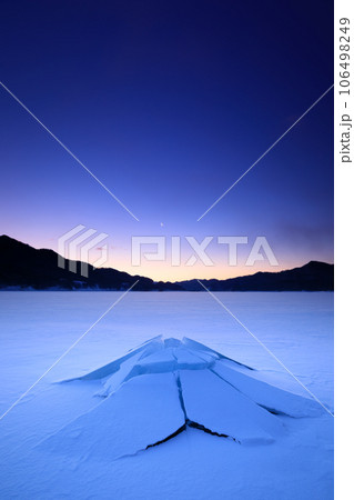 北海道糠平湖_夜明けとキノコ氷の絶景風景 106498249