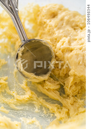 Scooping cake batter with dough scoop into - Stock Photo [103499250] -  PIXTA