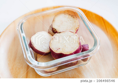 耐熱容器に入った輪切りサツマイモ 106498546