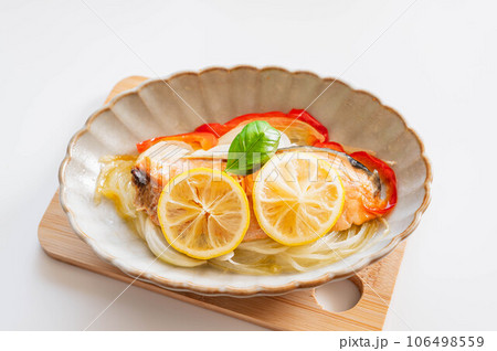鮭のレンチンバターレモン蒸し 鮭のレンチンバターレモン蒸し 106498559