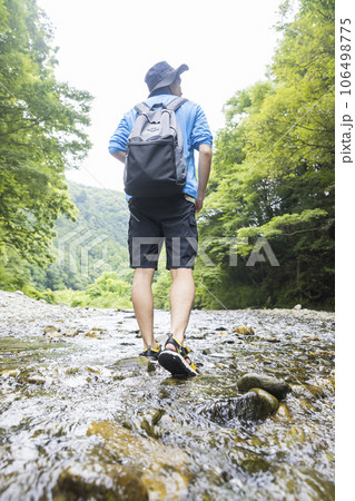 川の中を歩く若い男性 沢登り 沢歩き アウトドアイメージ 川の中を歩く若い男性 沢登り 沢歩き アウトドアイメージ 106498775