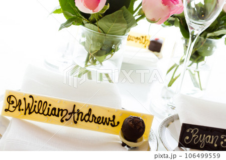Personolized guest chocolate name plate for the wedding. 106499559
