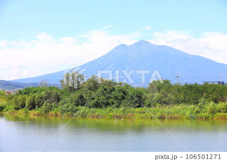 弘前市から望む岩木山と岩木川 106501271