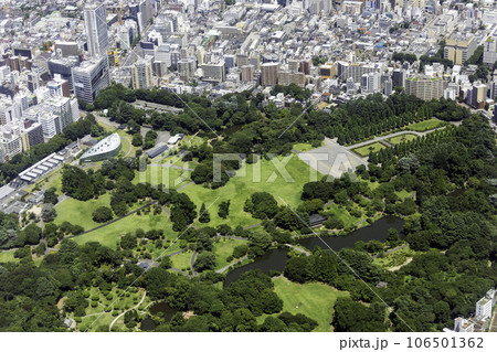 東京都新宿区内藤町付近を空撮 106501362