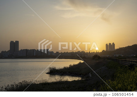 Bicycle path along Yeongsangang River 106501454