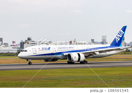 大阪空港に着陸する旅客機・ANA・ボーイング787 106501545