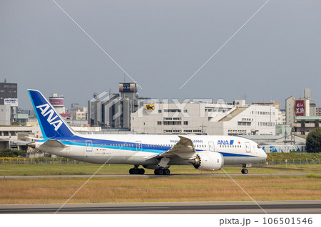 大阪空港の風景・タキシングする旅客機・ANA・ボーイング787 106501546