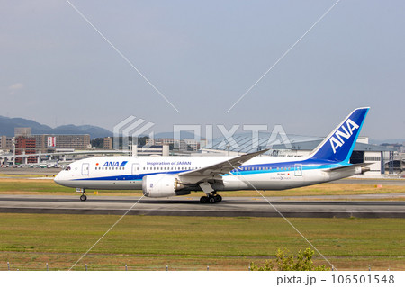 大阪空港を離陸する旅客機・ANA・ボーイング787 106501548