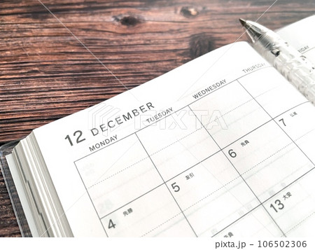 机の上に置かれたスケジュール帳 机の上に置かれたスケジュール帳 106502306