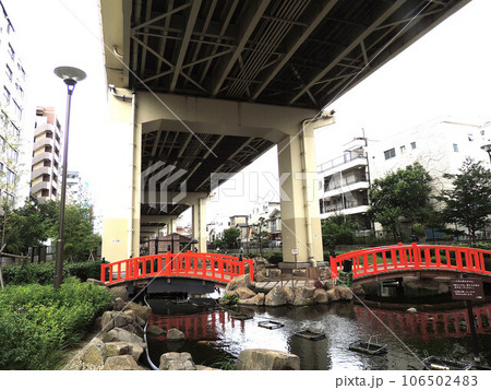 東京観光 竪川河川敷公園の朱色の太鼓橋 東京観光 竪川河川敷公園の朱色の太鼓橋 106502483