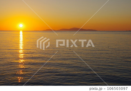 兵庫県淡路島　夕暮れに西海岸から小豆島方面を望む 106503097