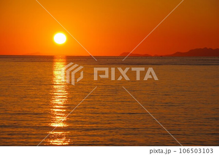 兵庫県淡路島　夕暮れに西海岸から小豆島方面を望む 106503103