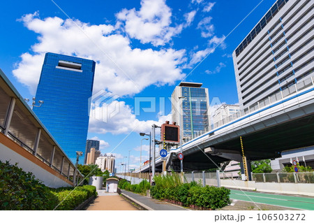 青空と夏雲の広がる神戸駅南口の風景 神戸市中央区にて 青空と夏雲の広がる神戸駅南口の風景 神戸市中央区にて 106503272