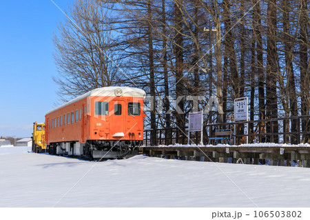 北海道_広尾線幸福駅跡の雪景色風景 106503802