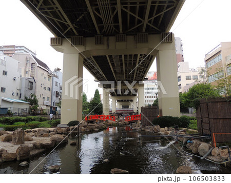 東京観光 竪川河川敷公園の朱色の太鼓橋 東京観光 竪川河川敷公園の朱色の太鼓橋 106503833