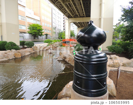東京観光　竪川河川敷公園の橋の欄干  106503995