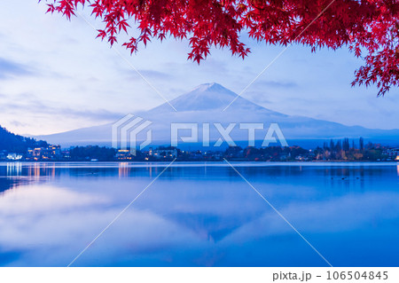(山梨県)河口湖畔の紅葉と富士山 夜明け (山梨県)河口湖畔の紅葉と富士山 夜明け 106504845
