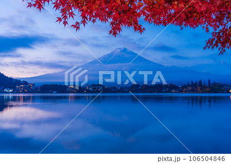 (山梨県)河口湖畔の紅葉と富士山 夜明け (山梨県)河口湖畔の紅葉と富士山 夜明け 106504846