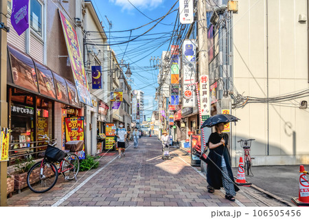 東京都江戸川区の都市風景　小岩駅　昭和通り商店街 106505456