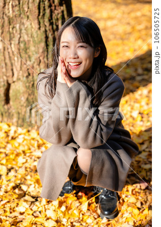 紅葉狩りを楽しむ若い女性 紅葉狩りを楽しむ若い女性 106505725
