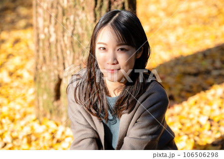 紅葉狩りを楽しむ若い女性 106506298