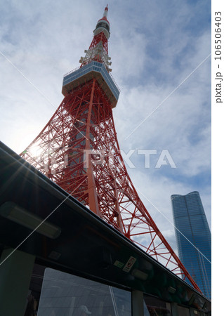 東京タワーを見上げて 東京タワーを見上げて 106506403