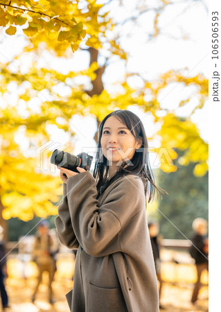 紅葉を撮影する女性 106506593