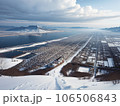 冬の山からみえる街の景色 106506843