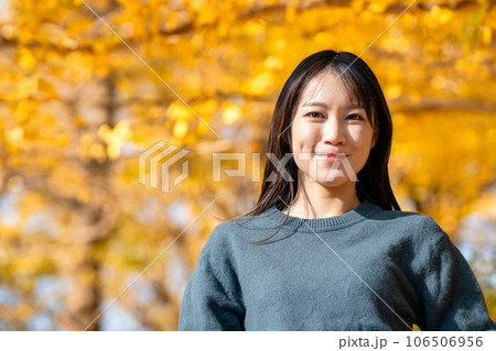 紅葉狩りを楽しむ若い女性 106506956