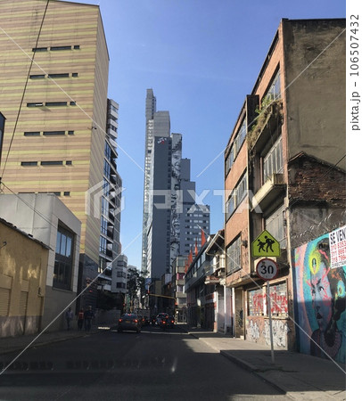 コロンビアの首都ボゴタの繁華街の風景 コロンビアの首都ボゴタの繁華街の風景 106507432