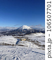 青天の雪のニセコの冬山 106507701