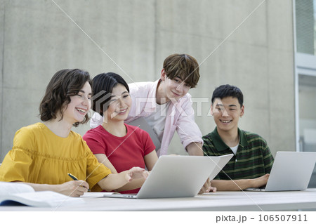 笑顔の学生たち　キャンパスライフ・留学・国際交流イメージ 106507911
