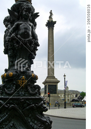Lamp post and the Nelson's Column at Trafalgar Square in London 106508016