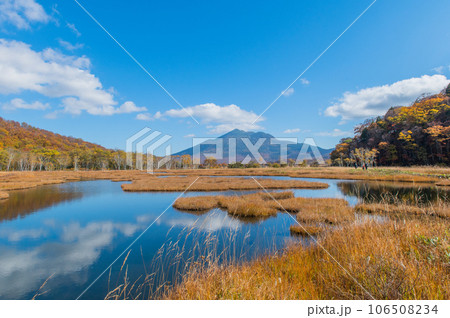 燃える秋 紅葉に色づく尾瀬 燃える秋 紅葉に色づく尾瀬 106508234