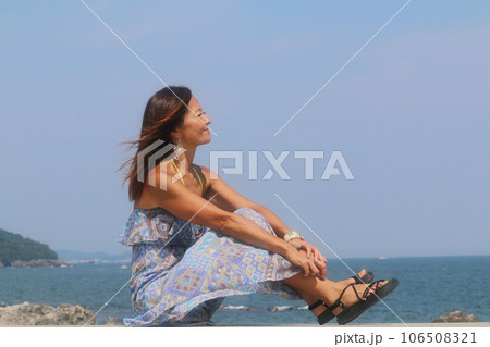 夏の海と青空と女性 夏の海と青空と女性 106508321