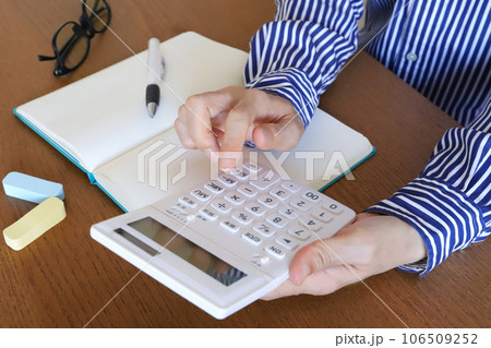 計算機を使う手元 106509252