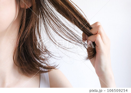 髪の毛を触る女性 髪の毛を触る女性 106509254