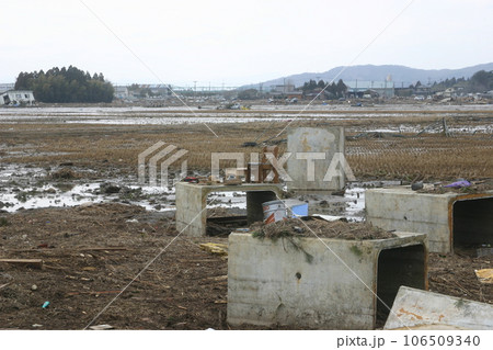 東日本大震災から11日後 宮城県岩沼市 106509340
