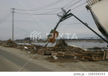 東日本大震災から11日後 宮城県岩沼市 106509343
