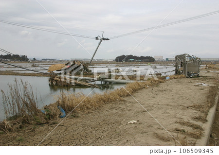東日本大震災から11日後 宮城県岩沼市 106509345