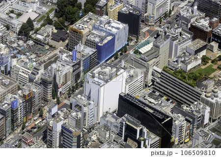 新宿三丁目付近を空撮 106509810
