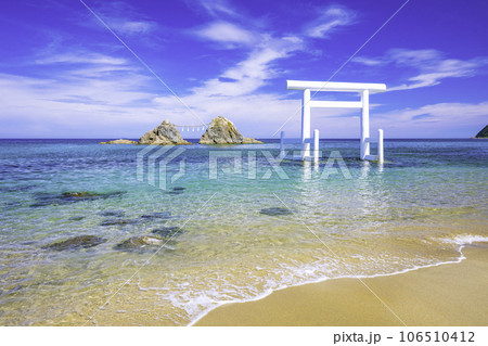 二見ヶ浦の透明感あふれる美しい海と白い鳥居と夫婦岩(福岡県糸島市) 二見ヶ浦の透明感あふれる美しい海と白い鳥居と夫婦岩(福岡県糸島市) 106510412