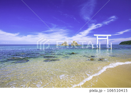 二見ヶ浦の透明感あふれる美しい海と白い鳥居と夫婦岩（福岡県糸島市） 106510415