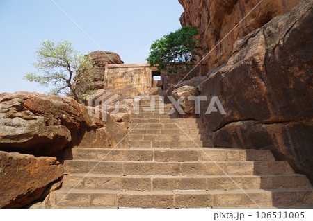 インド バダミ石窟寺院 インド バダミ石窟寺院 106511005